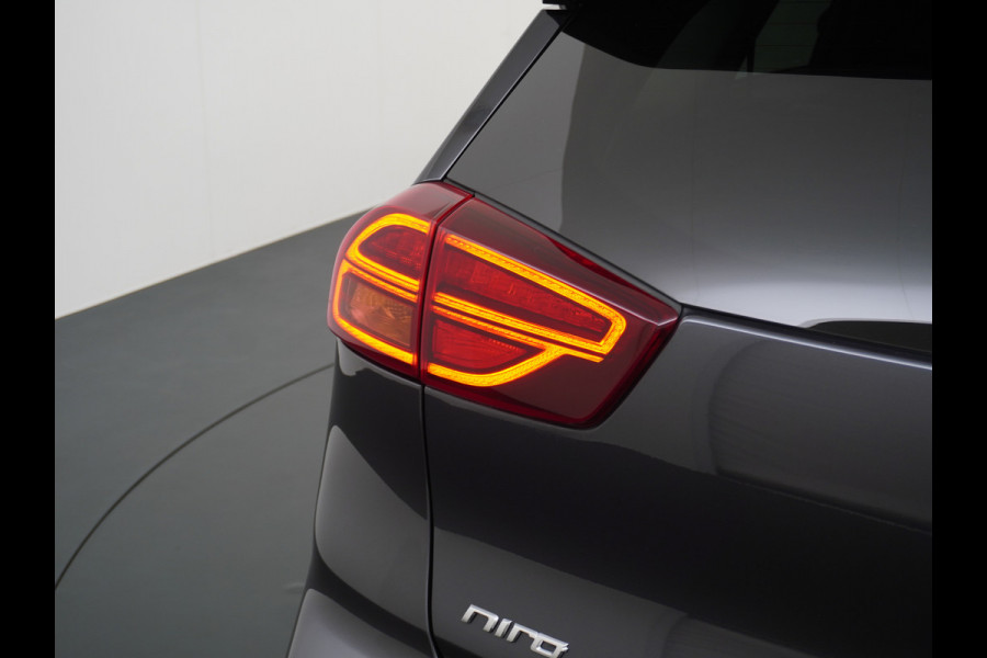 Kia e-Niro 64kWh 204PK Leder ExecutiveLine Adap.Cruise JBL®-Sound Navi Ecc Apple Carplay/Android Auto DAB Stoelverwarming+Ventilatie+Memory Warmtepomp Stuurverwarming Bluetooth Led Lmv Rijstrooksensor Origineel Nederlandse Auto Dealeronderhouden 48.000 nieuw! 1e Eigenaar