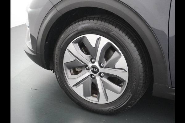 Kia e-Niro 64kWh 204PK Leder ExecutiveLine Adap.Cruise JBL®-Sound Navi Ecc Apple Carplay/Android Auto DAB Stoelverwarming+Ventilatie+Memory Warmtepomp Stuurverwarming Bluetooth Led Lmv Rijstrooksensor Origineel Nederlandse Auto Dealeronderhouden 48.000 nieuw! 1e Eigenaar