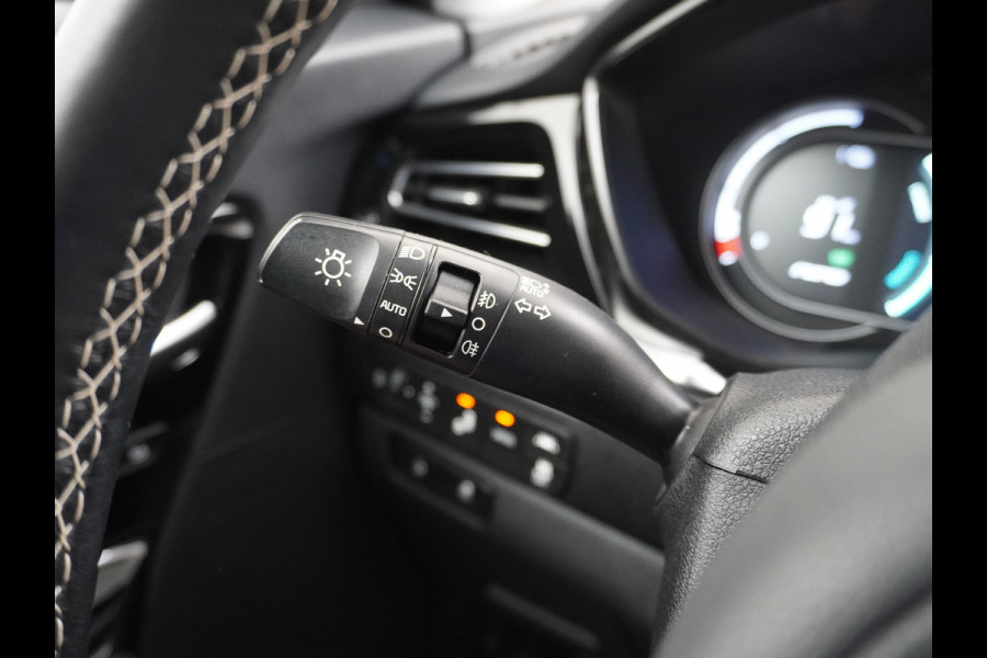 Kia e-Niro 64kWh 204PK Leder ExecutiveLine Adap.Cruise JBL®-Sound Navi Ecc Apple Carplay/Android Auto DAB Stoelverwarming+Ventilatie+Memory Warmtepomp Stuurverwarming Bluetooth Led Lmv Rijstrooksensor Origineel Nederlandse Auto Dealeronderhouden 48.000 nieuw! 1e Eigenaar