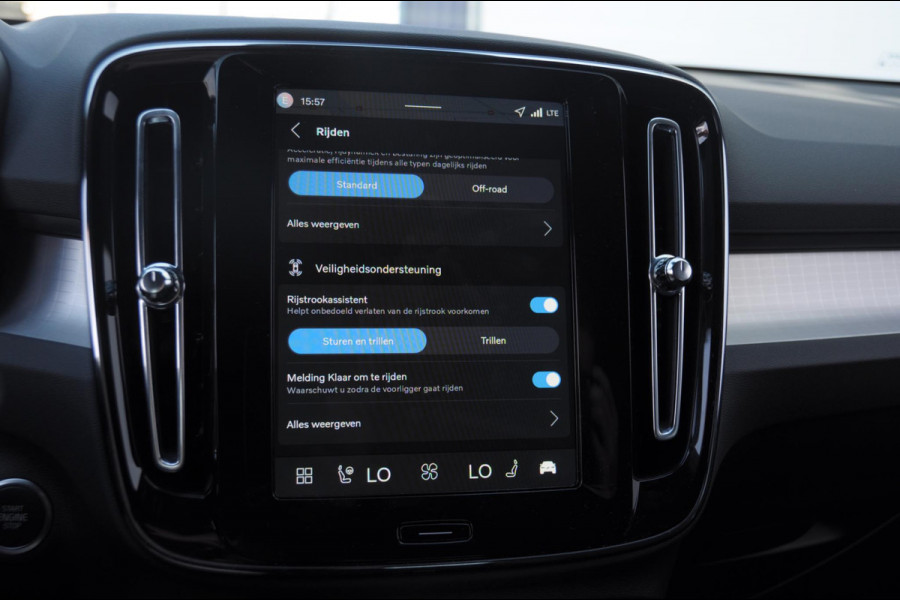 Volvo XC40 B4 211PK Automaat Plus Dark / Adaptive cruise control / Elektrische stoelen / Harman Kardon audio / Pilot assist / BLIS / Stoel en stuur verwarming / Elektrische achterklep / Parkeersensoren met camera / Google infotainment
