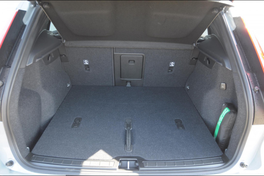 Volvo XC40 B4 211PK Automaat Plus Dark / Adaptive cruise control / Elektrische stoelen / Harman Kardon audio / Pilot assist / BLIS / Stoel en stuur verwarming / Elektrische achterklep / Parkeersensoren met camera / Google infotainment
