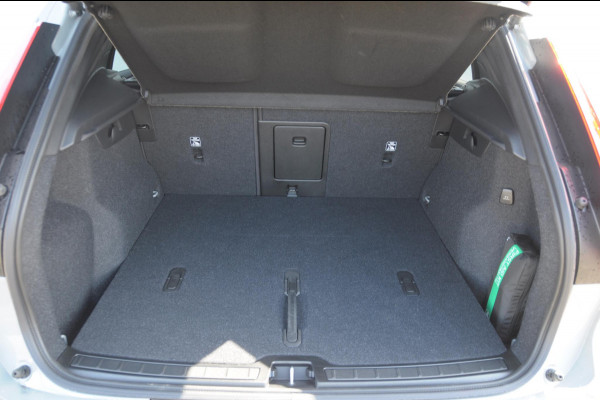 Volvo XC40 B4 211PK Automaat Plus Dark / Adaptive cruise control / Elektrische stoelen / Harman Kardon audio / Pilot assist / BLIS / Stoel en stuur verwarming / Elektrische achterklep / Parkeersensoren met camera / Google infotainment