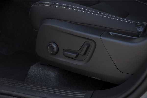 Volvo XC40 B4 211PK Automaat Plus Dark / Adaptive cruise control / Elektrische stoelen / Harman Kardon audio / Pilot assist / BLIS / Stoel en stuur verwarming / Elektrische achterklep / Parkeersensoren met camera / Google infotainment