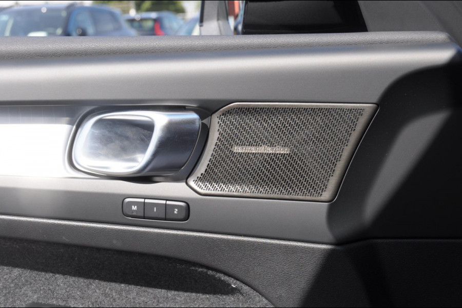 Volvo XC40 B4 211PK Automaat Plus Dark / Adaptive cruise control / Elektrische stoelen / Harman Kardon audio / Pilot assist / BLIS / Stoel en stuur verwarming / Elektrische achterklep / Parkeersensoren met camera / Google infotainment