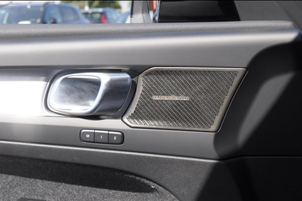 Volvo XC40 B4 211PK Automaat Plus Dark / Adaptive cruise control / Elektrische stoelen / Harman Kardon audio / Pilot assist / BLIS / Stoel en stuur verwarming / Elektrische achterklep / Parkeersensoren met camera / Google infotainment