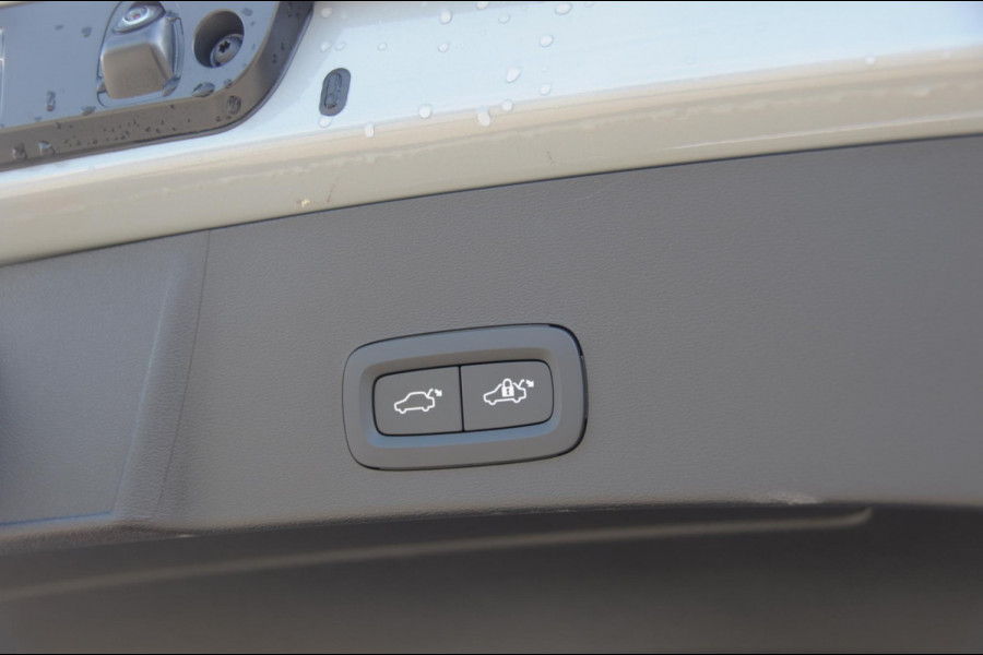 Volvo XC40 B4 211PK Automaat Plus Dark / Adaptive cruise control / Elektrische stoelen / Harman Kardon audio / Pilot assist / BLIS / Stoel en stuur verwarming / Elektrische achterklep / Parkeersensoren met camera / Google infotainment