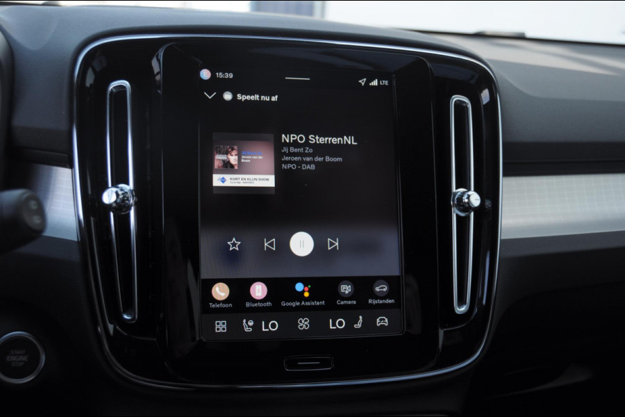 Volvo XC40 B4 211PK Automaat Plus Dark / Adaptive cruise control / Elektrische stoelen / Harman Kardon audio / Pilot assist / BLIS / Stoel en stuur verwarming / Elektrische achterklep / Parkeersensoren met camera / Google infotainment