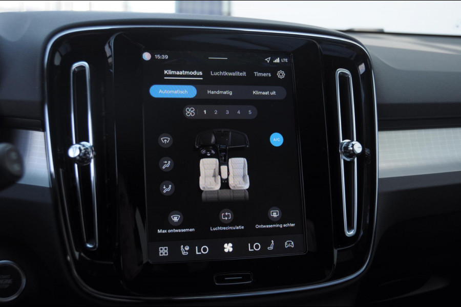 Volvo XC40 B4 211PK Automaat Plus Dark / Adaptive cruise control / Elektrische stoelen / Harman Kardon audio / Pilot assist / BLIS / Stoel en stuur verwarming / Elektrische achterklep / Parkeersensoren met camera / Google infotainment