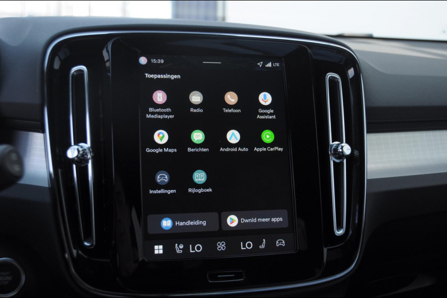 Volvo XC40 B4 211PK Automaat Plus Dark / Adaptive cruise control / Elektrische stoelen / Harman Kardon audio / Pilot assist / BLIS / Stoel en stuur verwarming / Elektrische achterklep / Parkeersensoren met camera / Google infotainment