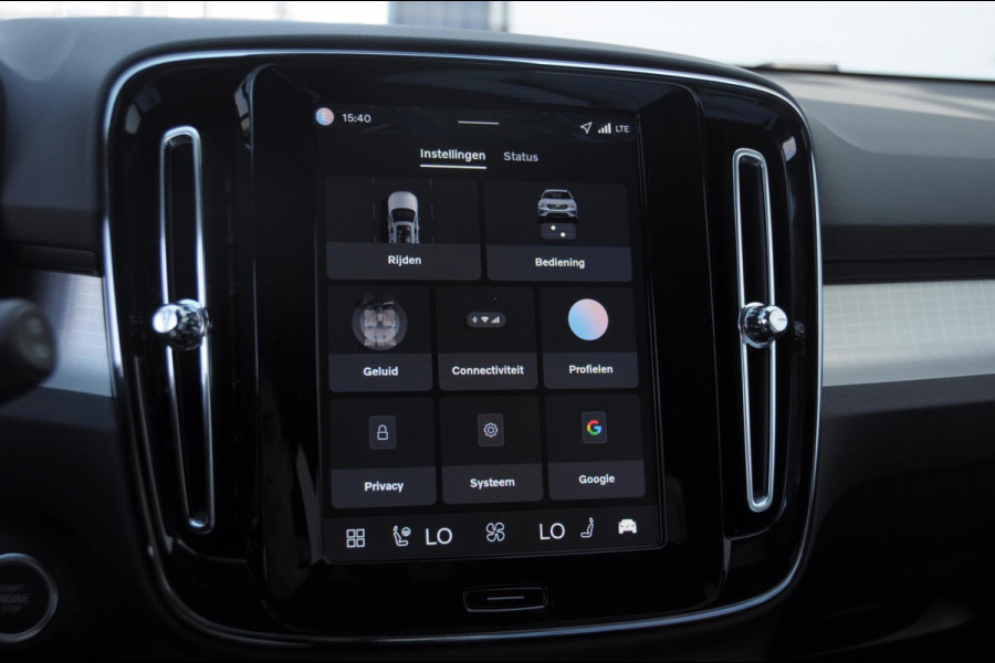 Volvo XC40 B4 211PK Automaat Plus Dark / Adaptive cruise control / Elektrische stoelen / Harman Kardon audio / Pilot assist / BLIS / Stoel en stuur verwarming / Elektrische achterklep / Parkeersensoren met camera / Google infotainment