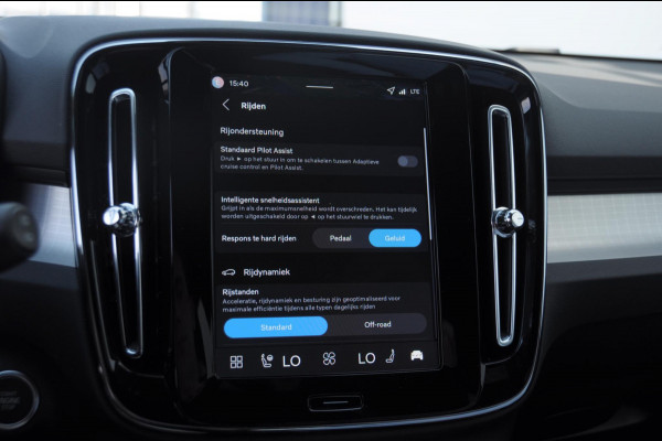 Volvo XC40 B4 211PK Automaat Plus Dark / Adaptive cruise control / Elektrische stoelen / Harman Kardon audio / Pilot assist / BLIS / Stoel en stuur verwarming / Elektrische achterklep / Parkeersensoren met camera / Google infotainment