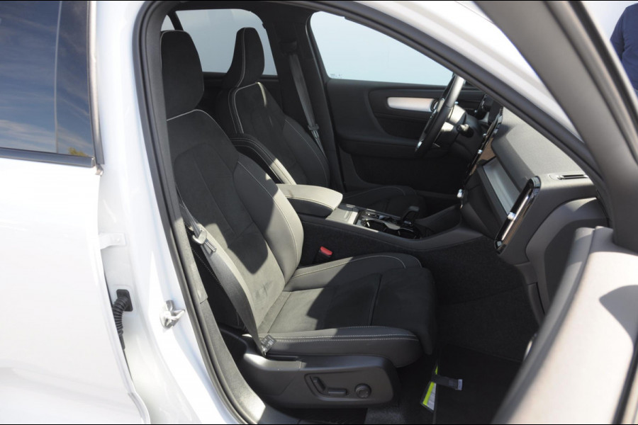 Volvo XC40 B4 211PK Automaat Plus Dark / Adaptive cruise control / Elektrische stoelen / Harman Kardon audio / Pilot assist / BLIS / Stoel en stuur verwarming / Elektrische achterklep / Parkeersensoren met camera / Google infotainment