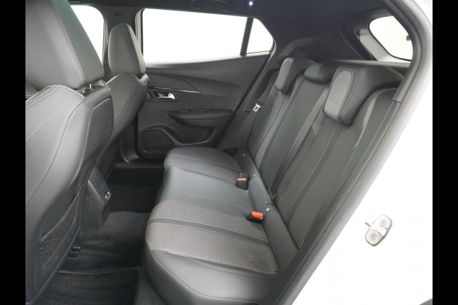 Peugeot e-2008 EV50kWh Panorama-Schuif/kanteldak Allure 3D-Virtual Cockpit Apple Carplay/Android Auto Navi Ecc Cruise Control Pdc 1/2 Leer Draadloos GSM laden Led Regen-Lichtsensor DAB Verkeersbord detectie Zeer compleet! 45.000 nieuw!