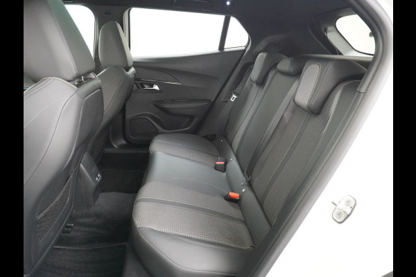 Peugeot e-2008 EV50kWh Panorama-Schuif/kanteldak Allure 3D-Virtual Cockpit Apple Carplay/Android Auto Navi Ecc Cruise Control Pdc 1/2 Leer Draadloos GSM laden Led Regen-Lichtsensor DAB Verkeersbord detectie Zeer compleet! 45.000 nieuw!