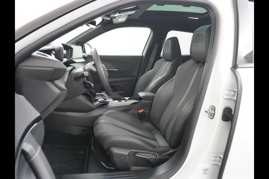 Peugeot e-2008 EV50kWh Panorama-Schuif/kanteldak Allure 3D-Virtual Cockpit Apple Carplay/Android Auto Navi Ecc Cruise Control Pdc 1/2 Leer Draadloos GSM laden Led Regen-Lichtsensor DAB Verkeersbord detectie Zeer compleet! 45.000 nieuw!