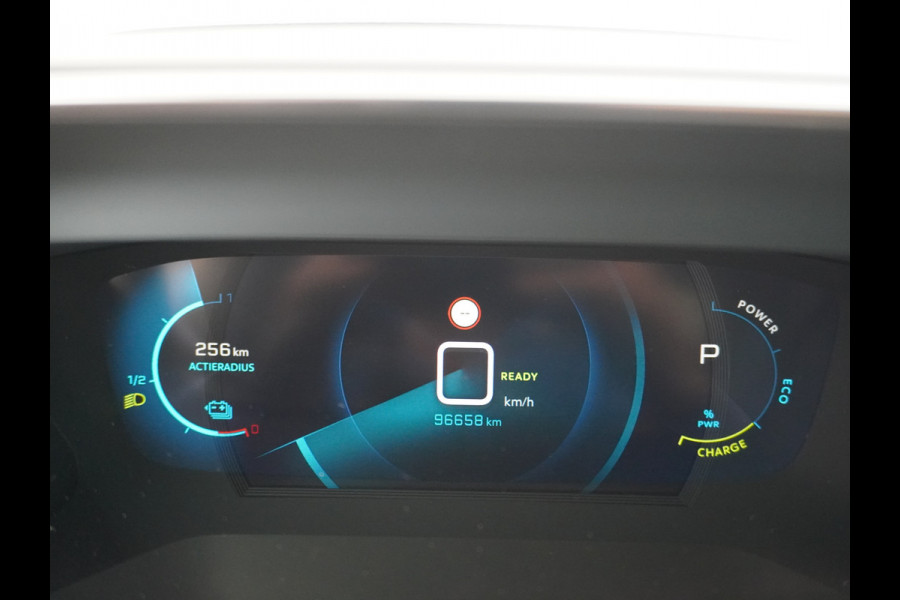 Peugeot e-2008 EV50kWh Panorama-Schuif/kanteldak Allure 3D-Virtual Cockpit Apple Carplay/Android Auto Navi Ecc Cruise Control Pdc 1/2 Leer Draadloos GSM laden Led Regen-Lichtsensor DAB Verkeersbord detectie Zeer compleet! 45.000 nieuw!