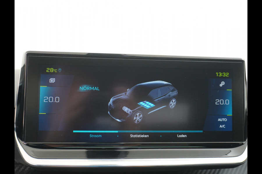 Peugeot e-2008 EV50kWh Panorama-Schuif/kanteldak Allure 3D-Virtual Cockpit Apple Carplay/Android Auto Navi Ecc Cruise Control Pdc 1/2 Leer Draadloos GSM laden Led Regen-Lichtsensor DAB Verkeersbord detectie Zeer compleet! 45.000 nieuw!
