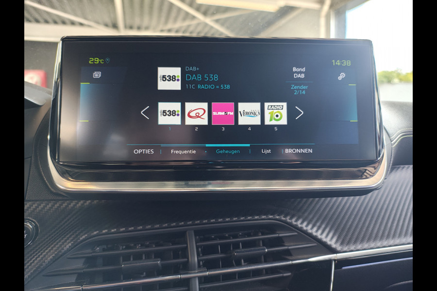 Peugeot e-2008 EV50kWh Panorama-Schuif/kanteldak Allure 3D-Virtual Cockpit Apple Carplay/Android Auto Navi Ecc Cruise Control Pdc 1/2 Leer Draadloos GSM laden Led Regen-Lichtsensor DAB Verkeersbord detectie Zeer compleet! 45.000 nieuw!