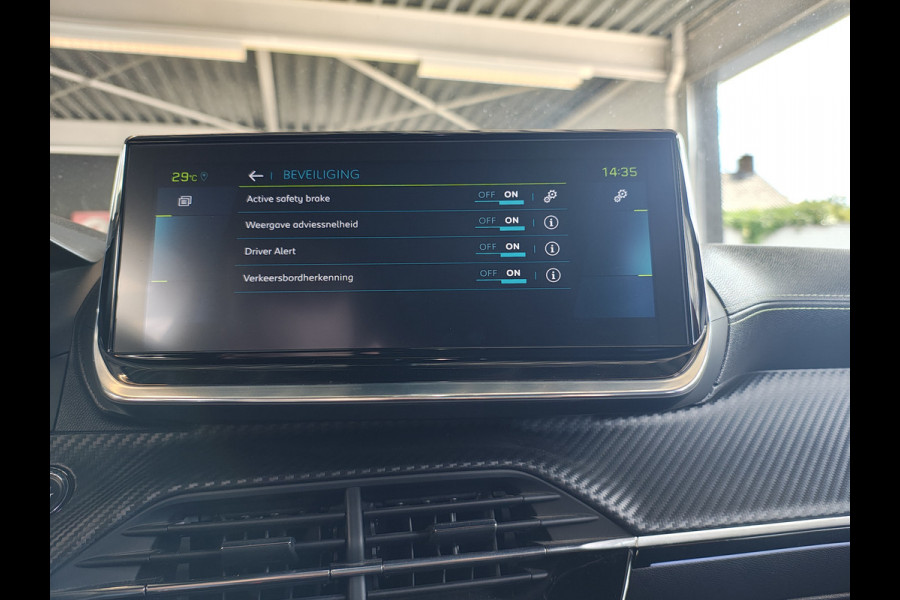 Peugeot e-2008 EV50kWh Panorama-Schuif/kanteldak Allure 3D-Virtual Cockpit Apple Carplay/Android Auto Navi Ecc Cruise Control Pdc 1/2 Leer Draadloos GSM laden Led Regen-Lichtsensor DAB Verkeersbord detectie Zeer compleet! 45.000 nieuw!