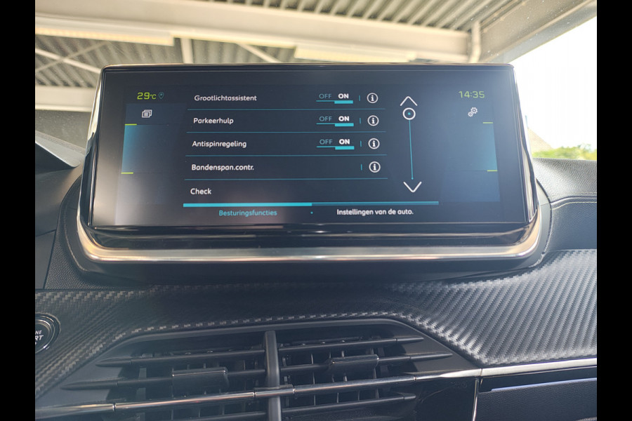 Peugeot e-2008 EV50kWh Panorama-Schuif/kanteldak Allure 3D-Virtual Cockpit Apple Carplay/Android Auto Navi Ecc Cruise Control Pdc 1/2 Leer Draadloos GSM laden Led Regen-Lichtsensor DAB Verkeersbord detectie Zeer compleet! 45.000 nieuw!