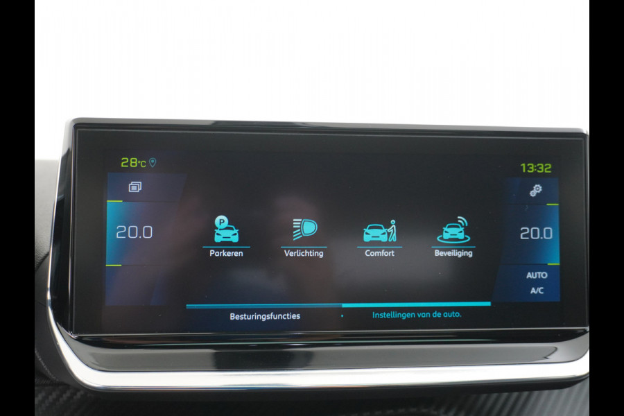 Peugeot e-2008 EV50kWh Panorama-Schuif/kanteldak Allure 3D-Virtual Cockpit Apple Carplay/Android Auto Navi Ecc Cruise Control Pdc 1/2 Leer Draadloos GSM laden Led Regen-Lichtsensor DAB Verkeersbord detectie Zeer compleet! 45.000 nieuw!