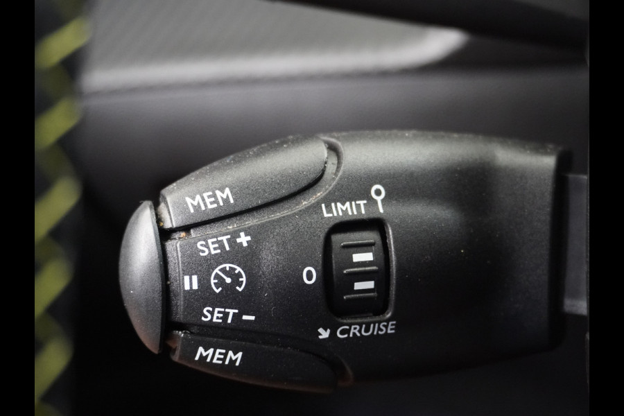 Peugeot e-2008 EV50kWh Panorama-Schuif/kanteldak Allure 3D-Virtual Cockpit Apple Carplay/Android Auto Navi Ecc Cruise Control Pdc 1/2 Leer Draadloos GSM laden Led Regen-Lichtsensor DAB Verkeersbord detectie Zeer compleet! 45.000 nieuw!