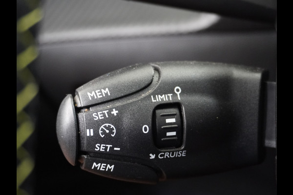 Peugeot e-2008 EV50kWh Panorama-Schuif/kanteldak Allure 3D-Virtual Cockpit Apple Carplay/Android Auto Navi Ecc Cruise Control Pdc 1/2 Leer Draadloos GSM laden Led Regen-Lichtsensor DAB Verkeersbord detectie Zeer compleet! 45.000 nieuw!