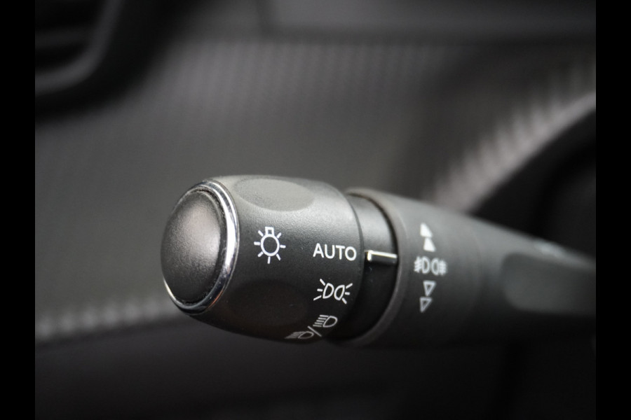 Peugeot e-2008 EV50kWh Panorama-Schuif/kanteldak Allure 3D-Virtual Cockpit Apple Carplay/Android Auto Navi Ecc Cruise Control Pdc 1/2 Leer Draadloos GSM laden Led Regen-Lichtsensor DAB Verkeersbord detectie Zeer compleet! 45.000 nieuw!