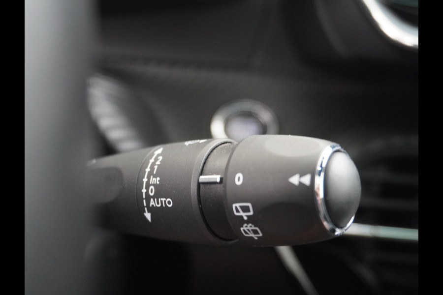Peugeot e-2008 EV50kWh Panorama-Schuif/kanteldak Allure 3D-Virtual Cockpit Apple Carplay/Android Auto Navi Ecc Cruise Control Pdc 1/2 Leer Draadloos GSM laden Led Regen-Lichtsensor DAB Verkeersbord detectie Zeer compleet! 45.000 nieuw!