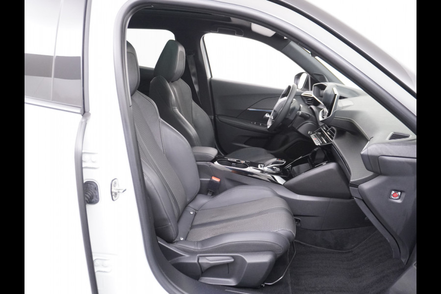 Peugeot e-2008 EV50kWh Panorama-Schuif/kanteldak Allure 3D-Virtual Cockpit Apple Carplay/Android Auto Navi Ecc Cruise Control Pdc 1/2 Leer Draadloos GSM laden Led Regen-Lichtsensor DAB Verkeersbord detectie Zeer compleet! 45.000 nieuw!