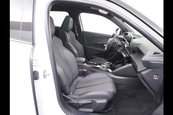 Peugeot e-2008 EV50kWh Panorama-Schuif/kanteldak Allure 3D-Virtual Cockpit Apple Carplay/Android Auto Navi Ecc Cruise Control Pdc 1/2 Leer Draadloos GSM laden Led Regen-Lichtsensor DAB Verkeersbord detectie Zeer compleet! 45.000 nieuw!