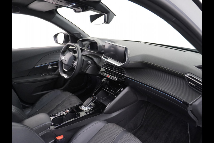 Peugeot e-2008 EV50kWh Panorama-Schuif/kanteldak Allure 3D-Virtual Cockpit Apple Carplay/Android Auto Navi Ecc Cruise Control Pdc 1/2 Leer Draadloos GSM laden Led Regen-Lichtsensor DAB Verkeersbord detectie Zeer compleet! 45.000 nieuw!