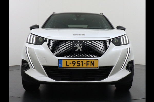 Peugeot e-2008 EV50kWh Panorama-Schuif/kanteldak Allure 3D-Virtual Cockpit Apple Carplay/Android Auto Navi Ecc Cruise Control Pdc 1/2 Leer Draadloos GSM laden Led Regen-Lichtsensor DAB Verkeersbord detectie Zeer compleet! 45.000 nieuw!