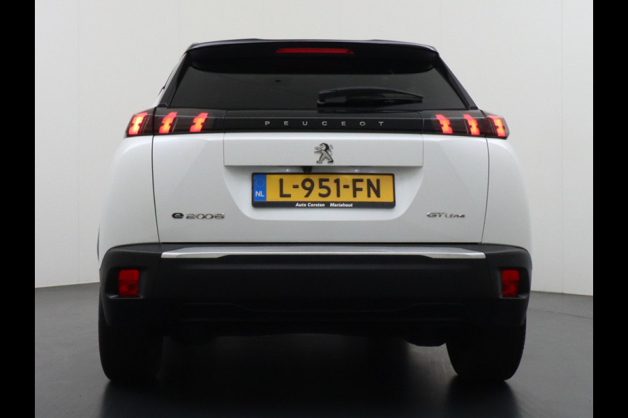 Peugeot e-2008 EV50kWh Panorama-Schuif/kanteldak Allure 3D-Virtual Cockpit Apple Carplay/Android Auto Navi Ecc Cruise Control Pdc 1/2 Leer Draadloos GSM laden Led Regen-Lichtsensor DAB Verkeersbord detectie Zeer compleet! 45.000 nieuw!