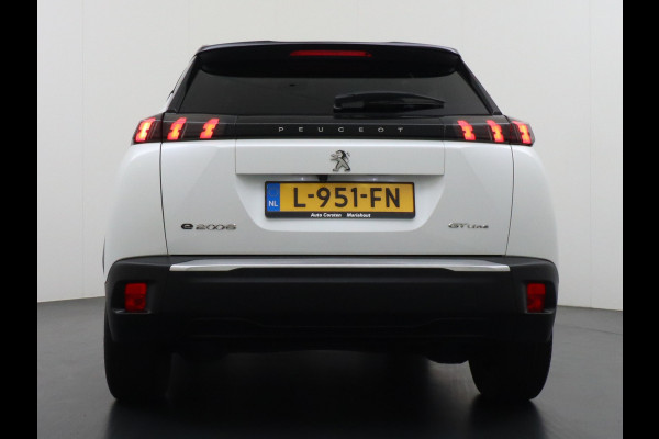 Peugeot e-2008 EV50kWh Panorama-Schuif/kanteldak Allure 3D-Virtual Cockpit Apple Carplay/Android Auto Navi Ecc Cruise Control Pdc 1/2 Leer Draadloos GSM laden Led Regen-Lichtsensor DAB Verkeersbord detectie Zeer compleet! 45.000 nieuw!