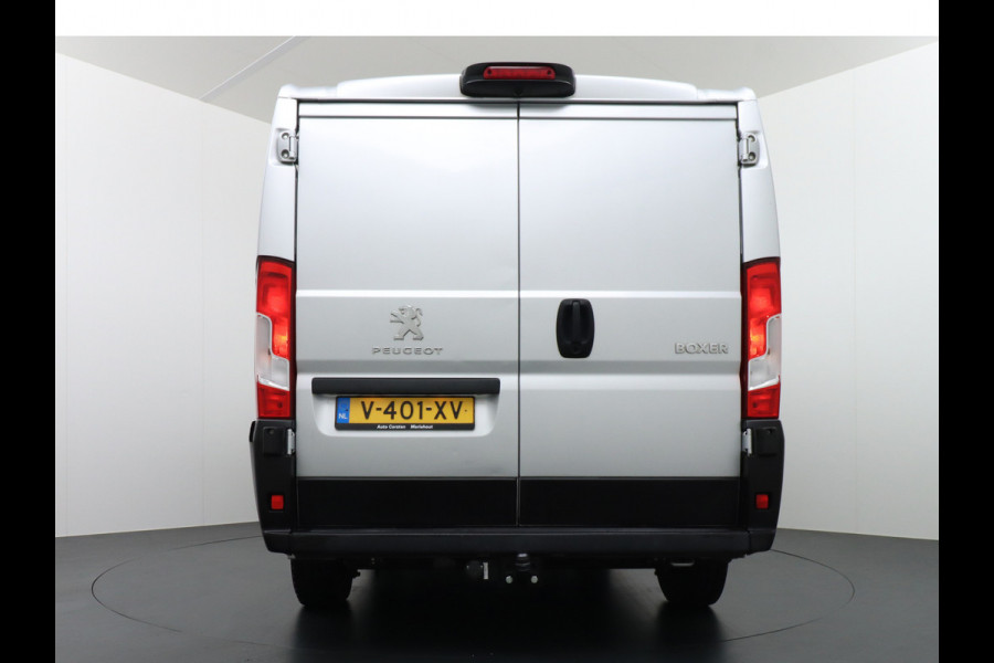 Peugeot Boxer 333 2.0HDI 3-Pers. Camera Airco Trekhaak Cruise-Control Schuifdeur-R. Betonplex Lat-Om-Lat Premium CruiseControl ESP Elektr.Spie Stuurbediening-Audio 2.000kg trekvermogen 300Nm/1750rpm EURO 6 1e Eigenaar