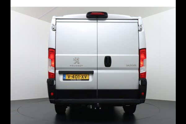 Peugeot Boxer 333 2.0HDI 3-Pers. Camera Airco Trekhaak Cruise-Control Schuifdeur-R. Betonplex Lat-Om-Lat Premium CruiseControl ESP Elektr.Spie Stuurbediening-Audio 2.000kg trekvermogen 300Nm/1750rpm EURO 6 1e Eigenaar
