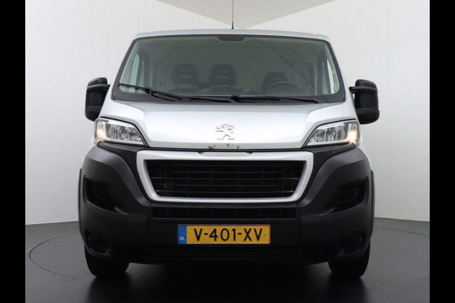 Peugeot Boxer 333 2.0HDI 3-Pers. Camera Airco Trekhaak Cruise-Control Schuifdeur-R. Betonplex Lat-Om-Lat Premium CruiseControl ESP Elektr.Spie Stuurbediening-Audio 2.000kg trekvermogen 300Nm/1750rpm EURO 6 1e Eigenaar