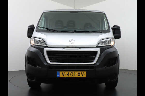 Peugeot Boxer 333 2.0HDI 3-Pers. Camera Airco Trekhaak Cruise-Control Schuifdeur-R. Betonplex Lat-Om-Lat Premium CruiseControl ESP Elektr.Spie Stuurbediening-Audio 2.000kg trekvermogen 300Nm/1750rpm EURO 6 1e Eigenaar