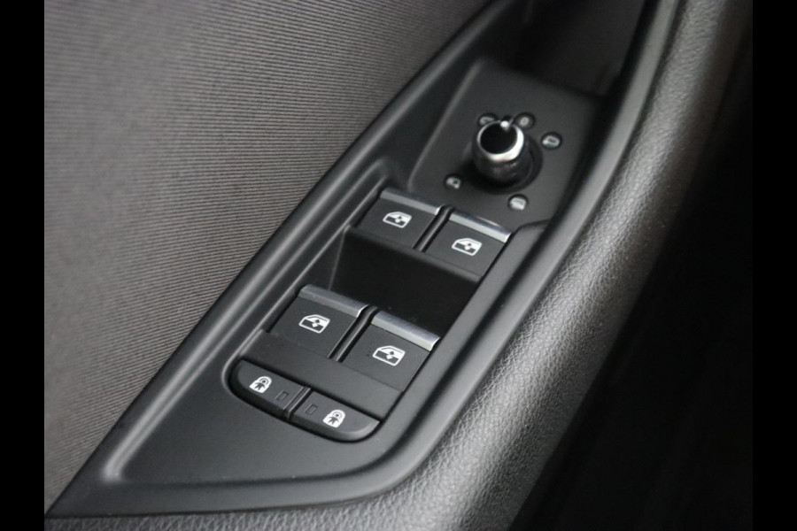 Audi A4 35 TFSI Launch Edition Business | Panoramadak | Trekhaak | Sportstoelen | Virtual Cockpit | Carplay | 19'' | Full LED | Climate control | Parkeerhulp | Cruise control