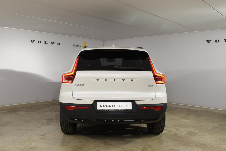 Volvo XC40 B4 211PK Automaat Ultimate Dark / Adaptieve Cruisecontrol / Elektr. schuifdak / Leer / Stoelverwarming / Stuurverwarming / Elektrische Stoelen / Elektr. achterklep / Harman Kardon / 360 graden camera /20" velgen / Verwarmbare voorruit