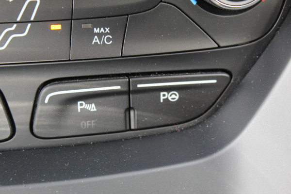Ford C-MAX 1.0 Titanium , 125pk Climate control , Camera , Trekhaak afneembaar , Cruise Navigatie , Bluetooth , Park. Assist , LED dag rijverlichting
