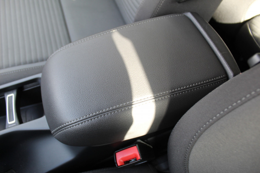 Ford C-MAX 1.0 Titanium , 125pk Climate control , Camera , Trekhaak afneembaar , Cruise Navigatie , Bluetooth , Park. Assist , LED dag rijverlichting