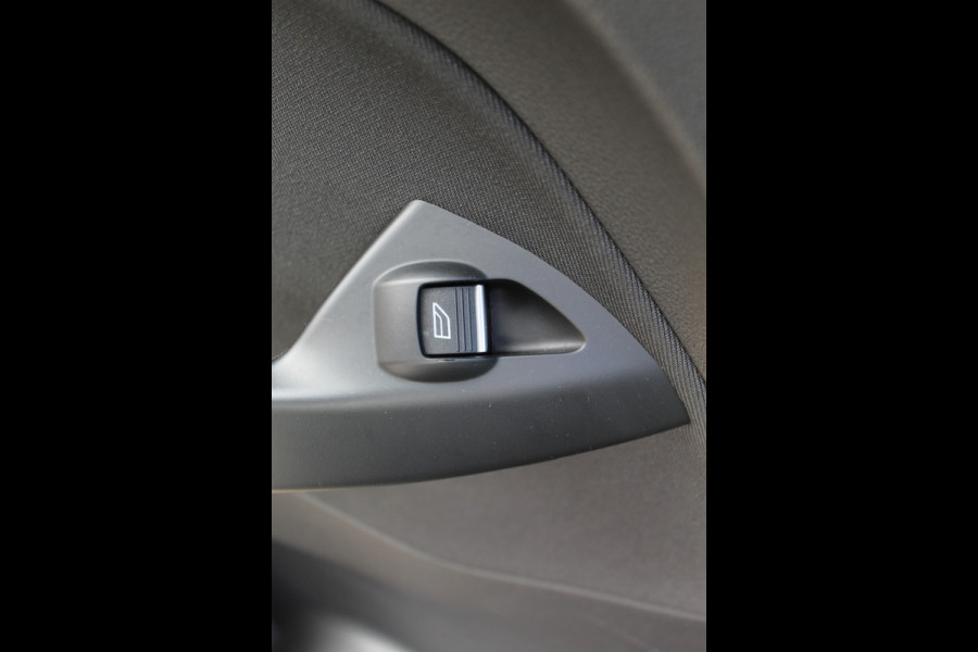 Ford C-MAX 1.0 Titanium , 125pk Climate control , Camera , Trekhaak afneembaar , Cruise Navigatie , Bluetooth , Park. Assist , LED dag rijverlichting