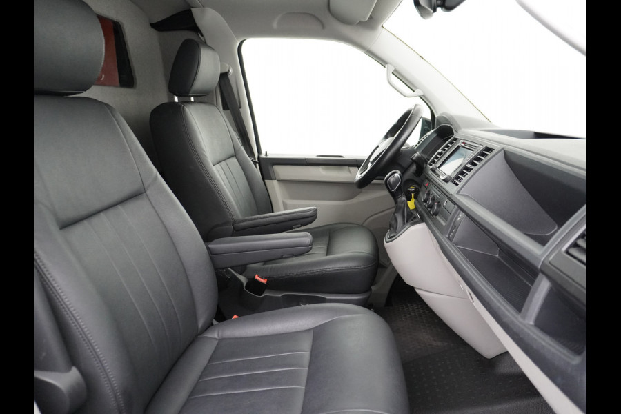 Volkswagen Transporter 2.0TDI 150PK AUT-7 Leer Navi Pdc DSG Highline Voorruitverwarming Cruise Control Regen/Lichtsensor Lmv 2X Schuifdeur Rubbervloer Wandbetimmering Sidebars Achterklep 1e Eigenaar Euro 6