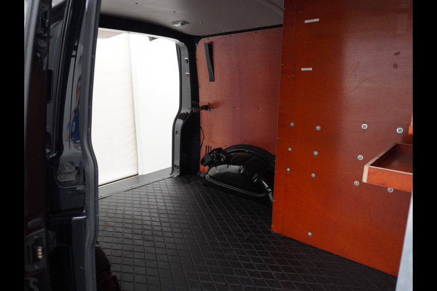 Volkswagen Transporter 2.0TDI 150PK AUT-7 Leer Navi Pdc DSG Highline Voorruitverwarming Cruise Control Regen/Lichtsensor Lmv 2X Schuifdeur Rubbervloer Wandbetimmering Sidebars Achterklep 1e Eigenaar Euro 6