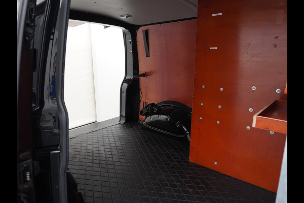 Volkswagen Transporter 2.0TDI 150PK AUT-7 Leer Navi Pdc DSG Highline Voorruitverwarming Cruise Control Regen/Lichtsensor Lmv 2X Schuifdeur Rubbervloer Wandbetimmering Sidebars Achterklep 1e Eigenaar Euro 6