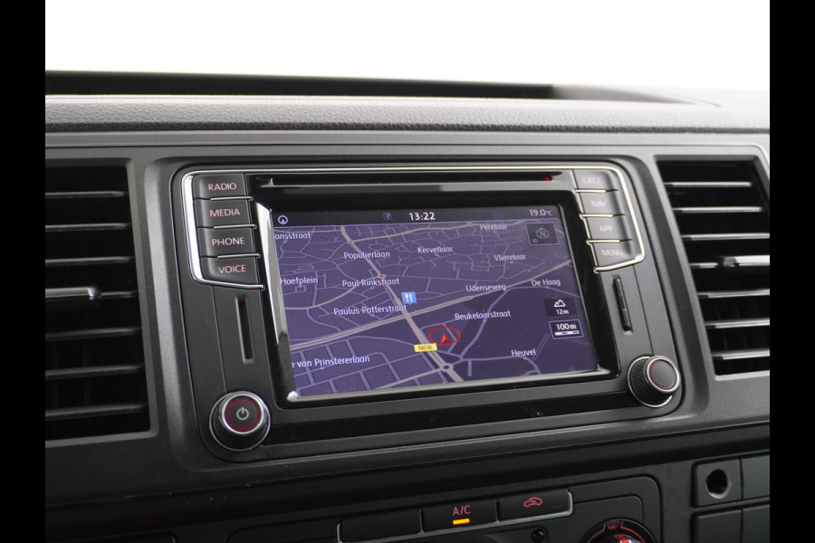 Volkswagen Transporter 2.0TDI 150PK AUT-7 Leer Navi Pdc DSG Highline Voorruitverwarming Cruise Control Regen/Lichtsensor Lmv 2X Schuifdeur Rubbervloer Wandbetimmering Sidebars Achterklep 1e Eigenaar Euro 6