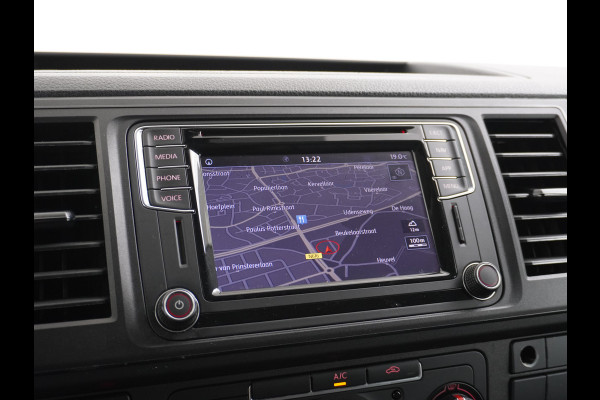 Volkswagen Transporter 2.0TDI 150PK AUT-7 Leer Navi Pdc DSG Highline Voorruitverwarming Cruise Control Regen/Lichtsensor Lmv 2X Schuifdeur Rubbervloer Wandbetimmering Sidebars Achterklep 1e Eigenaar Euro 6