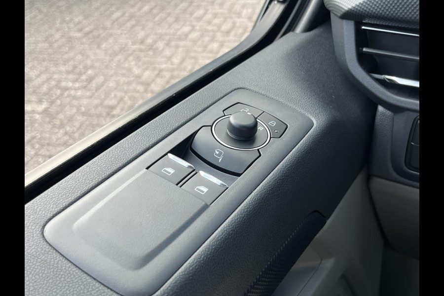 Ford Transit Custom 320 2.5 PHEV L2H1 Limited DC | SCI | 233pk | Dubbele Cabine | Dubbele zijschuifdeur | 12-weg verstel- en verwarmbare AGR Stoelen | Inklapbare trekhaak | 17 inch lichtmetalen velgen | Driver Assistance Pack Premium  | Verwarmbaar stuurwiel | Bekleding zijwand en achterdeuren (volledig) | PRIJS EX. BTW INCL. BPM